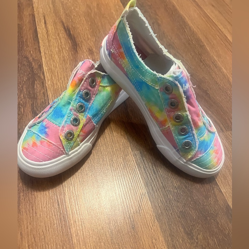 Tie dye blowfish kids tennis shoes 1